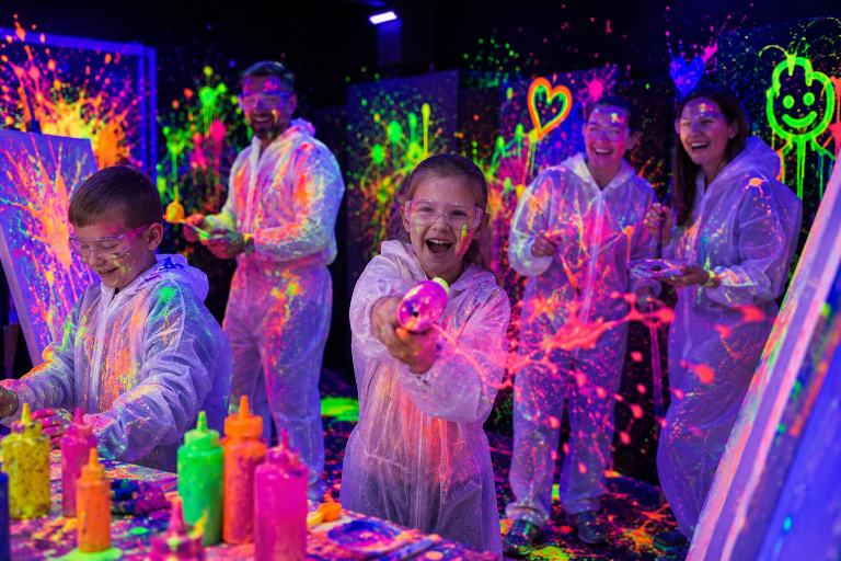 Na&nbsp;czym polega malowanie fluorescencyjne UV? Odkryj najbardziej kolorową atrakcję, która&nbsp;zachwyca dzieci i&nbsp;dorosłych